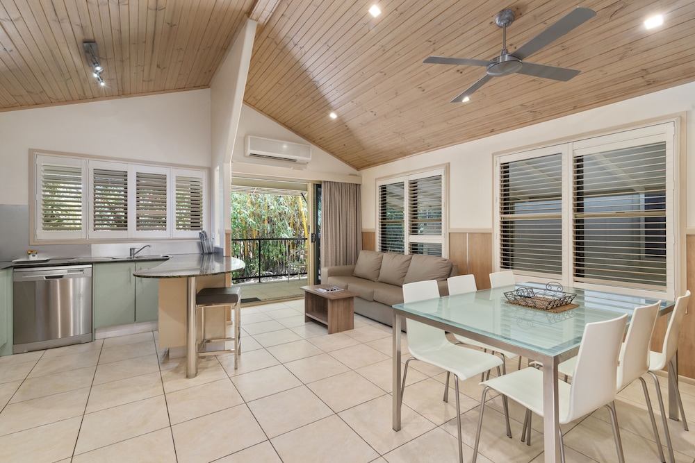 ASHMORE PALMS HOLIDAY VILLAGE 63/78