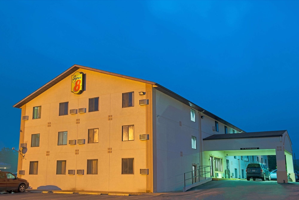 Super 8 by Wyndham Eureka/Six Flags Nearby 3/19