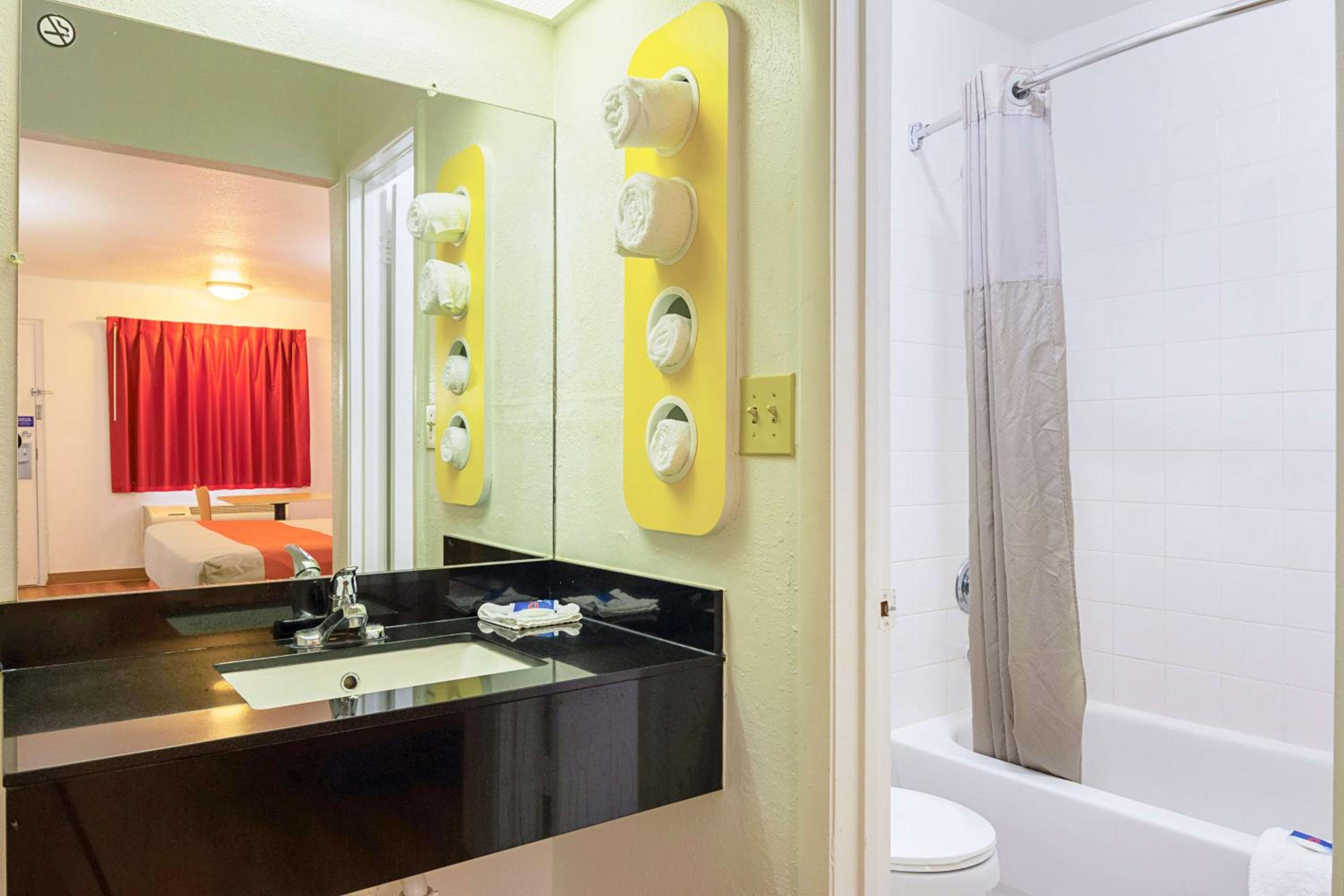 2 Full Beds -Mobility Accessible Tub Smk، Motel6 Gainesville, GA 4/4