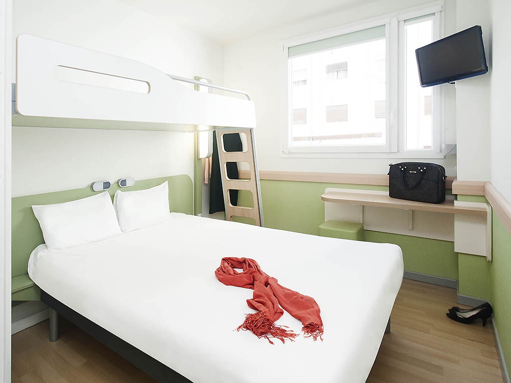 ROOM, 1 DOUBLE AND 1 SINGLE BED