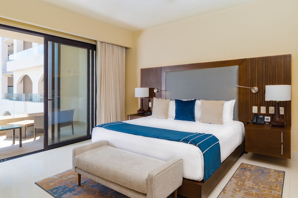 1 BEDROOM, SUITE, POOL VIEW
