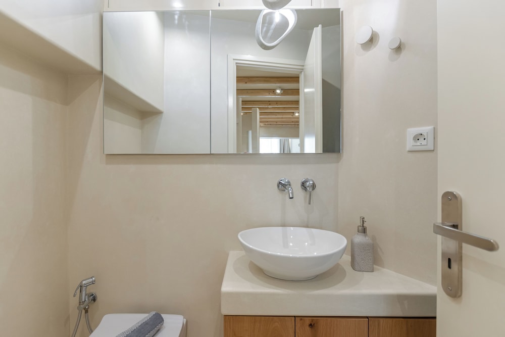 Semi Basement, Deluxe, Apartment, Double Bed، Antony Suites 6/10