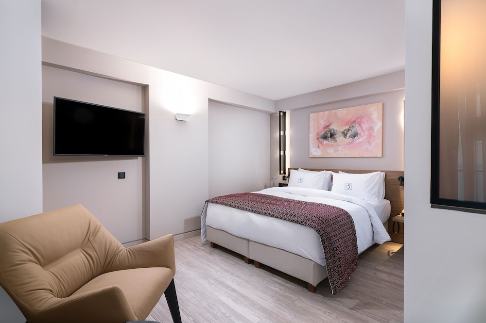ROOM, QUEEN BED