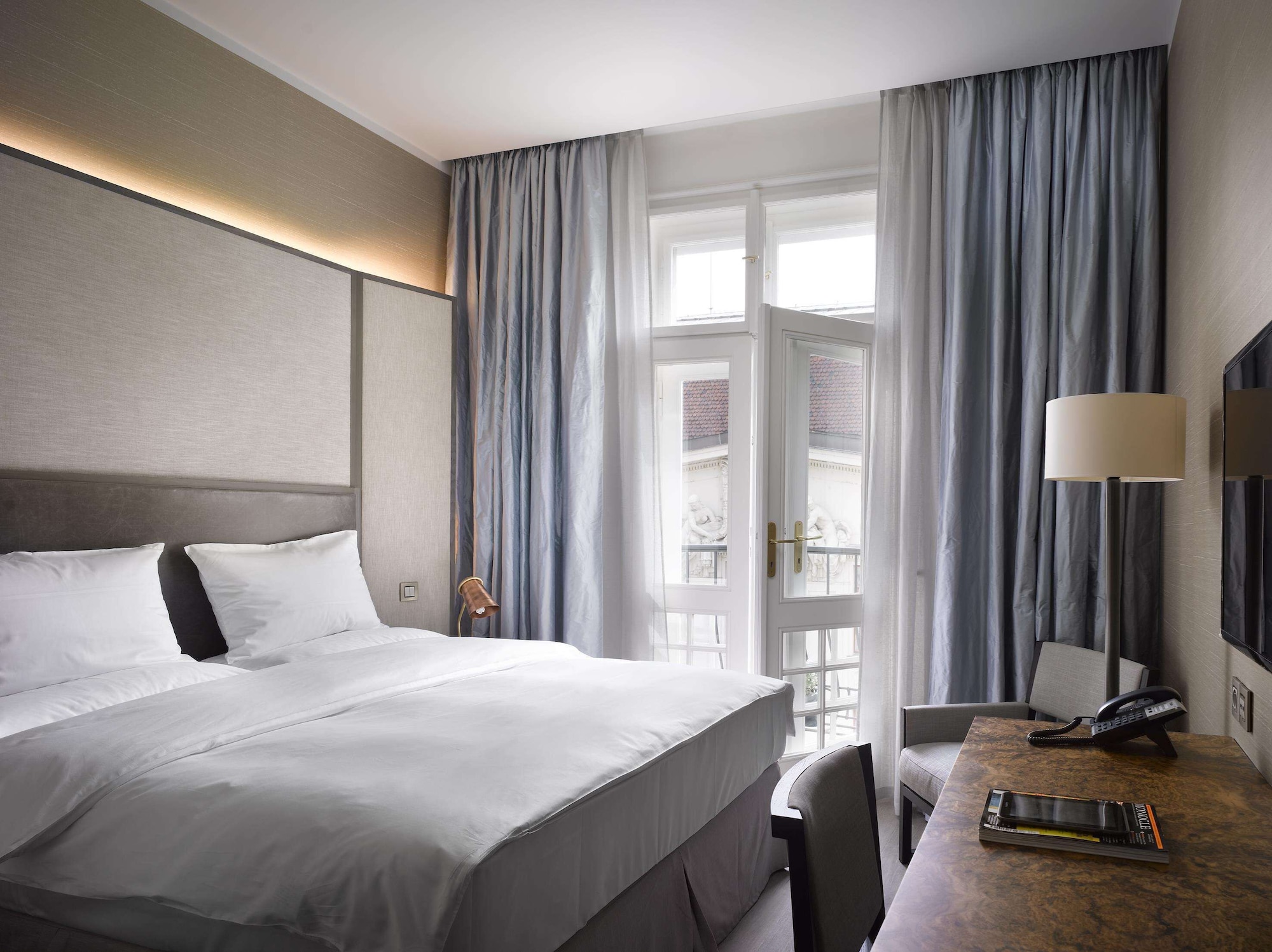 DOM, QUEEN BED