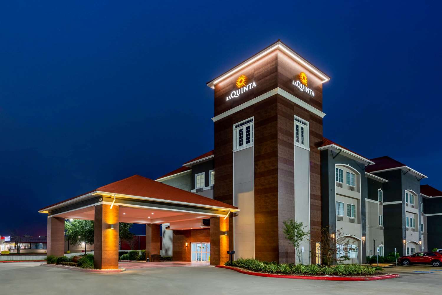 La Quinta Inn & Suites by Wyndham Orange 52/56