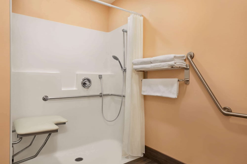Travelodge by Wyndham Pincher Creek 20/20
