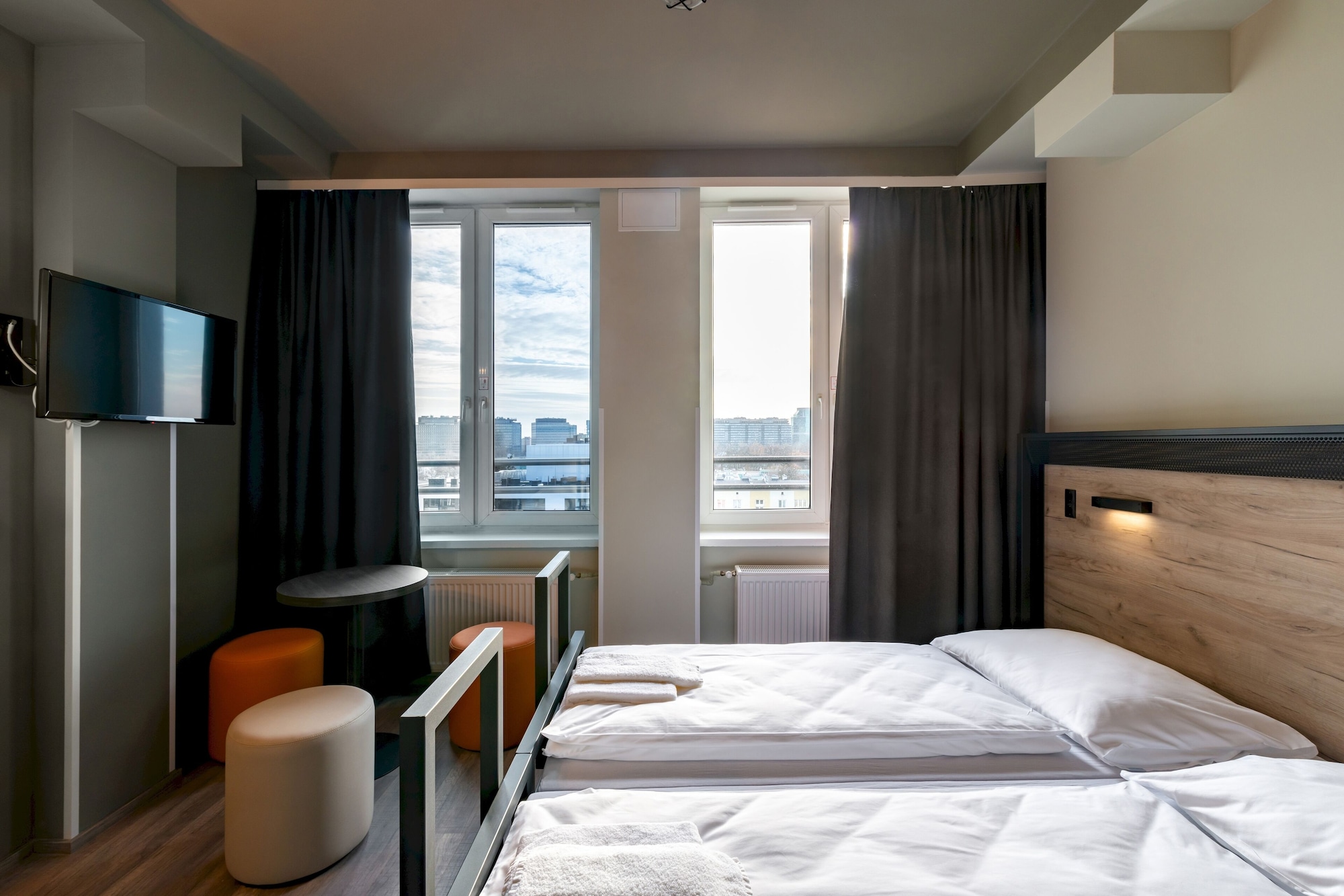 ROOM, TWIN BEDS