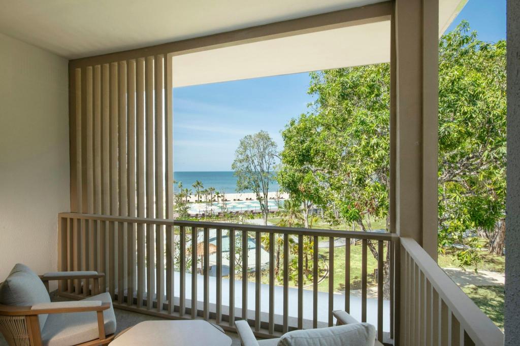 غرفة بسرير كينج بشرفة بإطلالة، Hilton Burau Bay Langkawi Resort 9/9