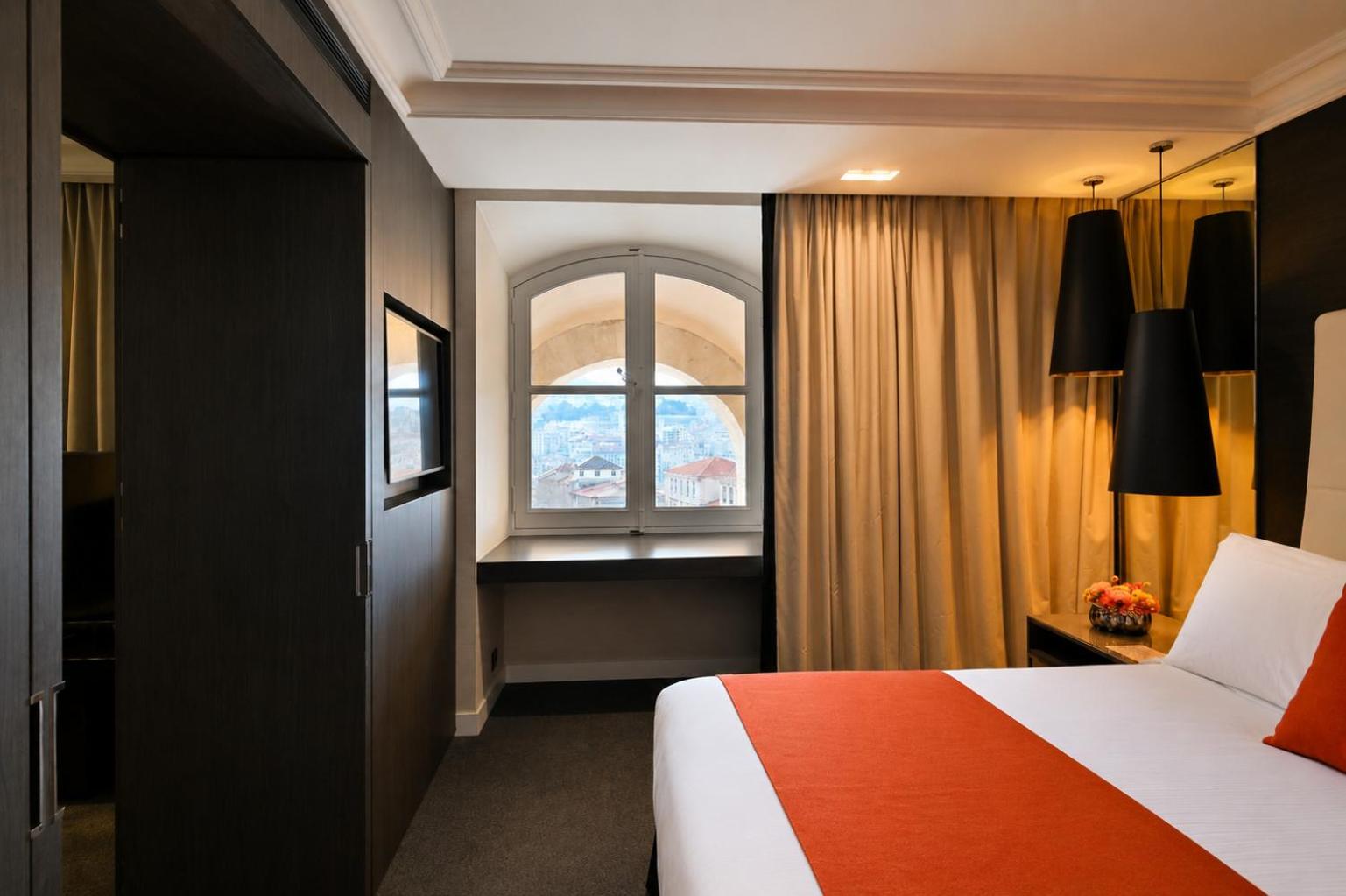 Junior Suite, King Bed, Church View