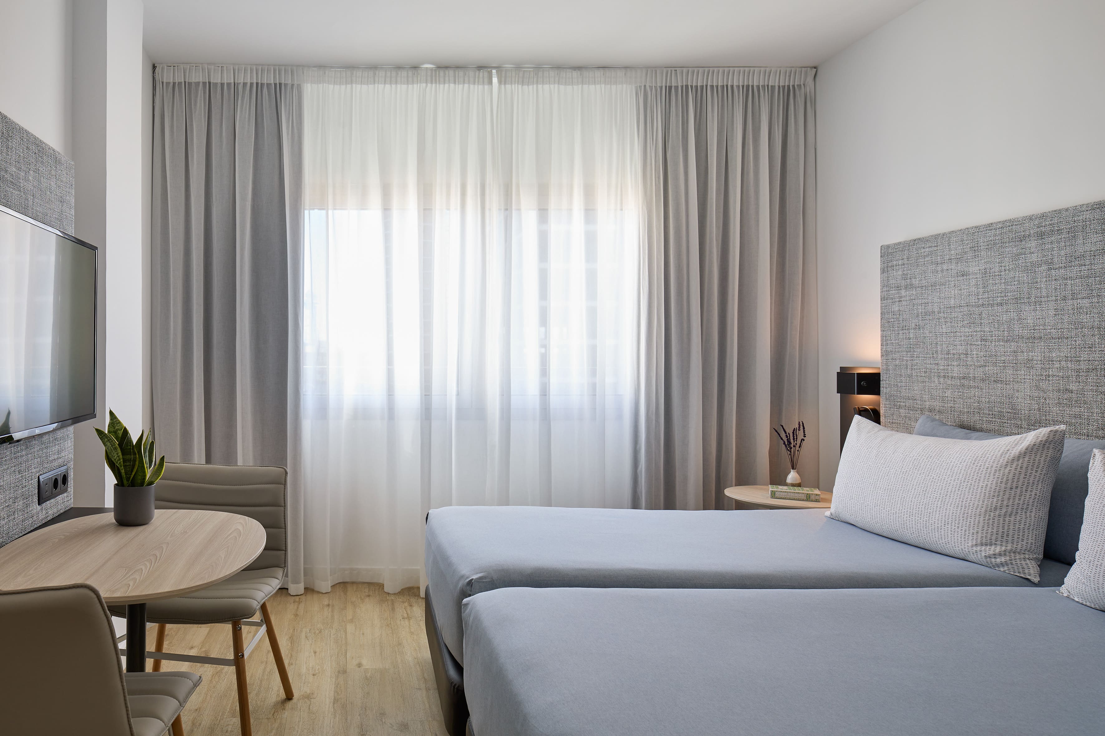 Connecting, Innside, Twin Beds