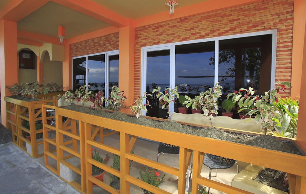 Papa Fred S Beach Resort 8/70