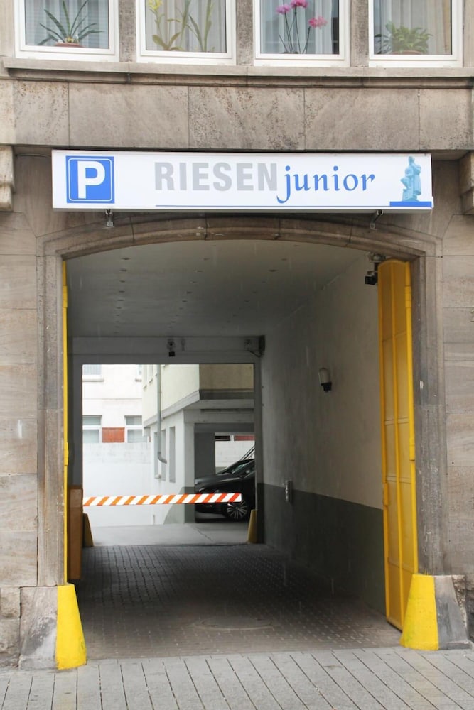 HOTEL RIESENJunior by Trip Inn 29/33