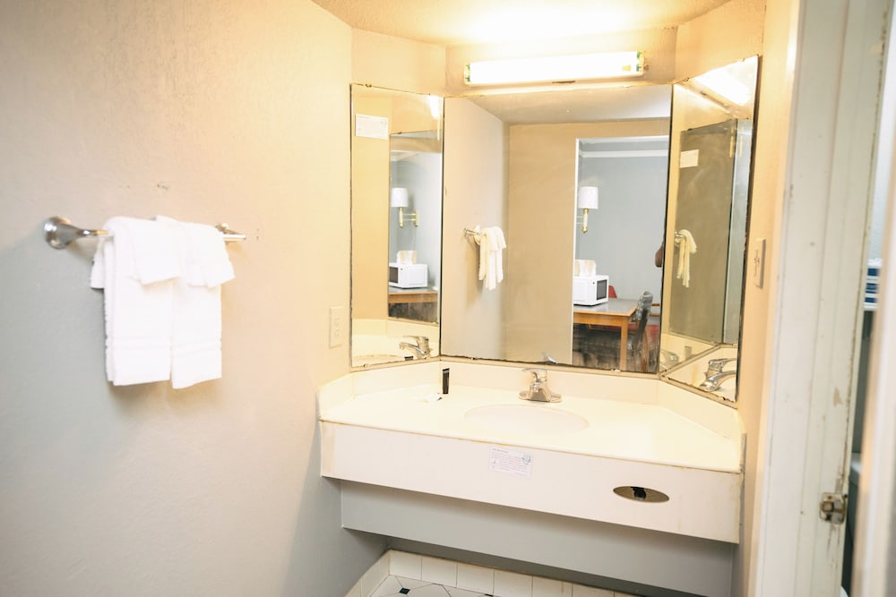 Howard Johnson Inn Peachtree/Norcross 20/21