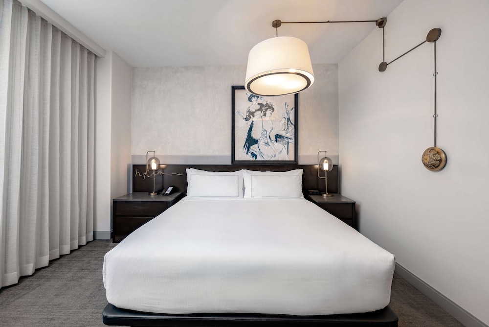 Hotel Fort Des Moines, Curio Collection by Hilton 15/81