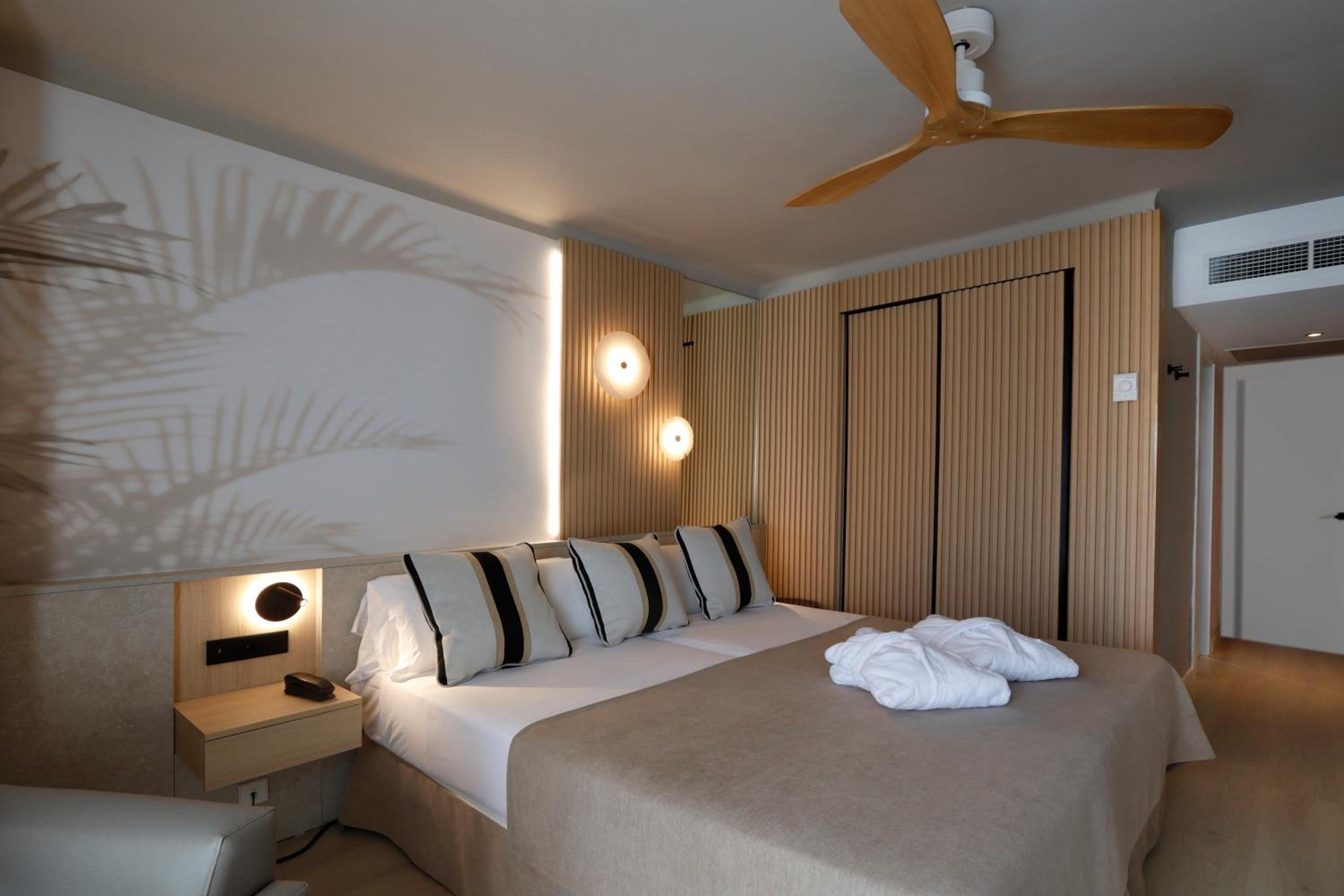 Room, Twin Beds, Lateral Side Sea View