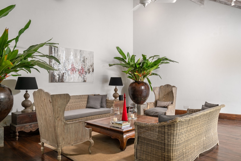 Taru Villas Rampart Street 28/50