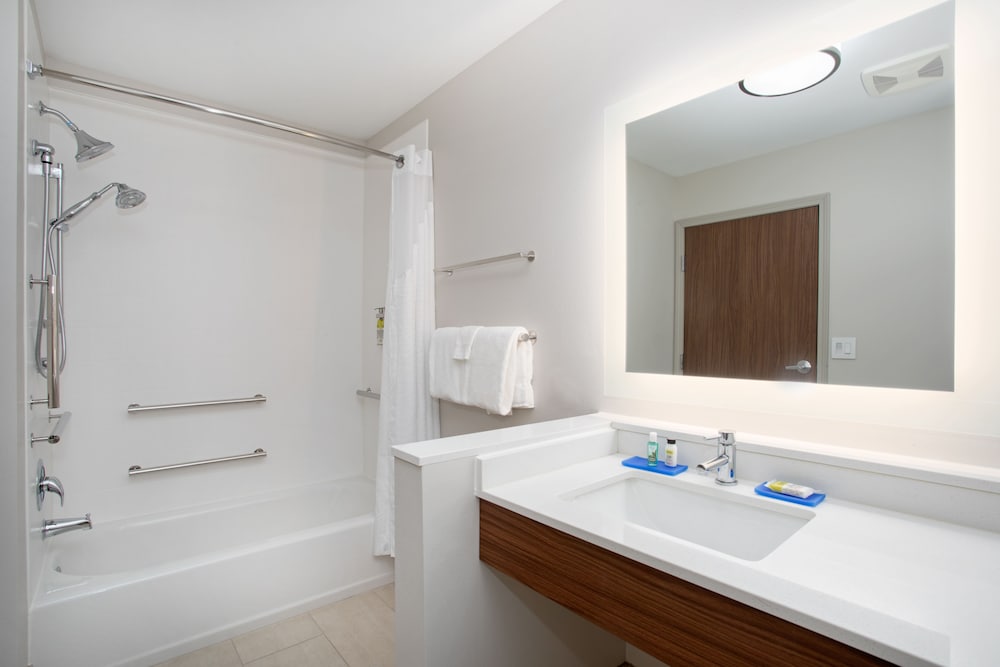Holiday Inn Express and Suites Sioux City North Event Center an IHG Hotel 23/70