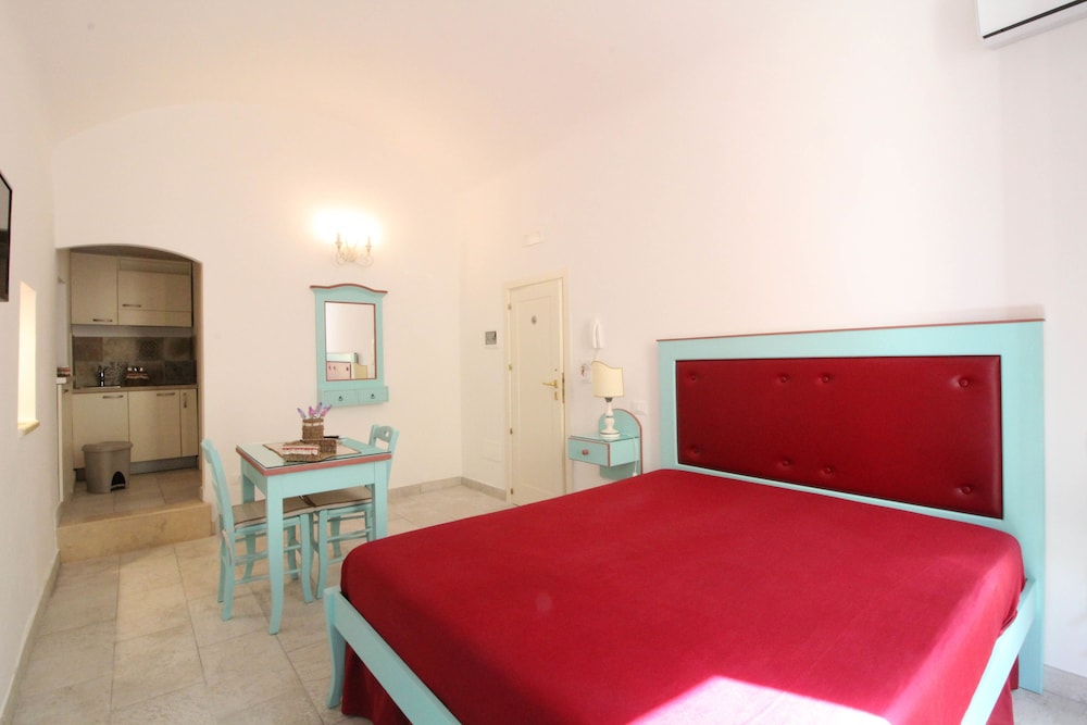 ROOM, DOUBLE BED
