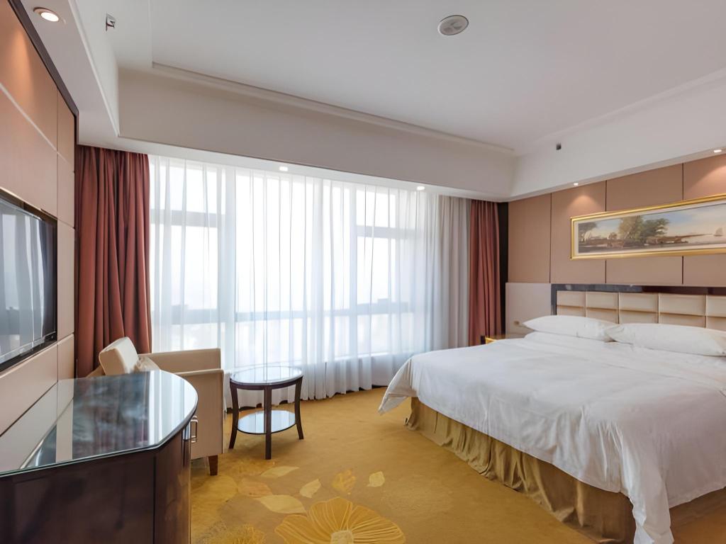 Vienna International Hotel (Zhongshan North Station) 24/57