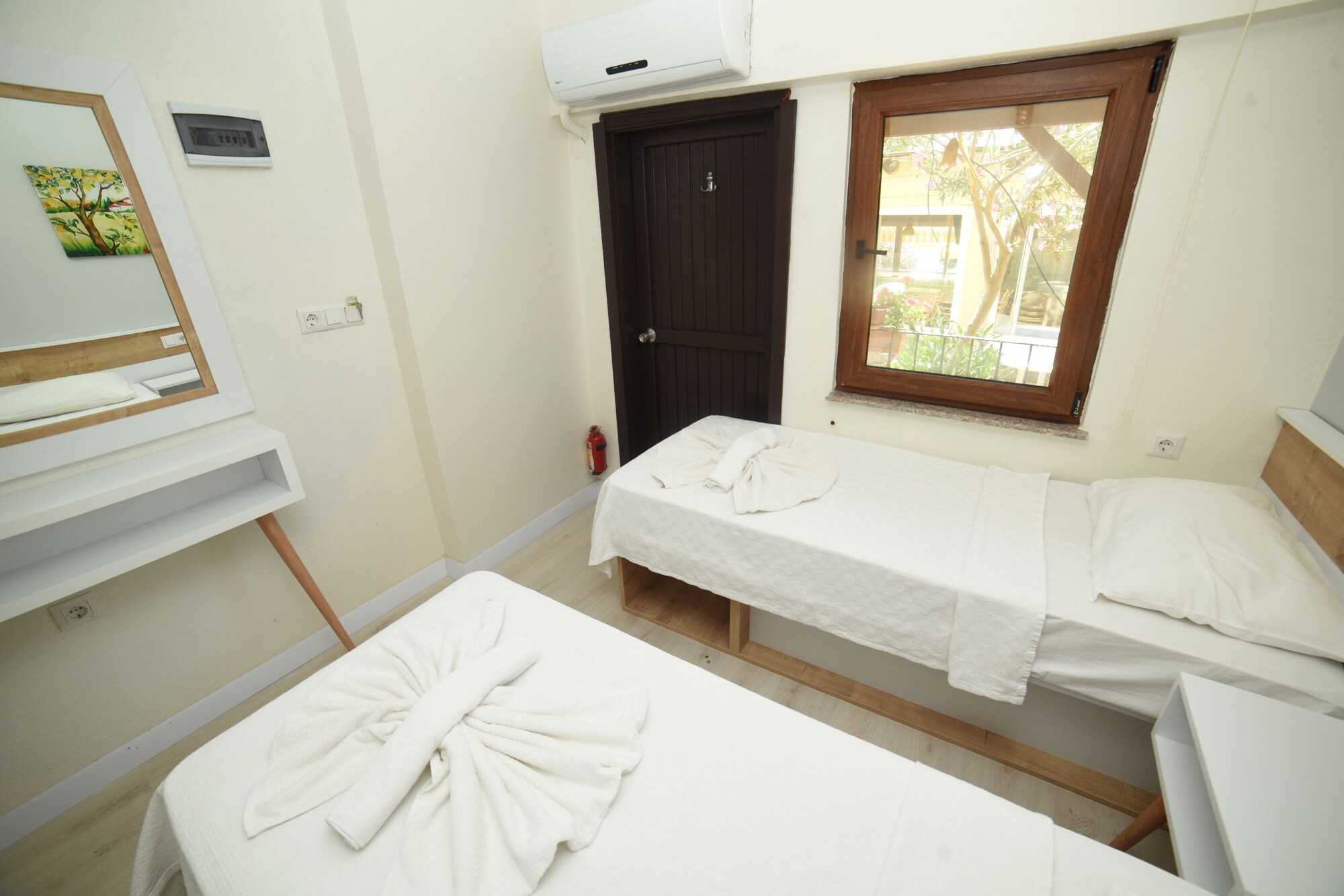 ECONOMY, TWIN BEDS