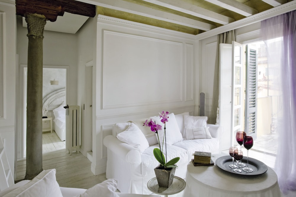 White Home 27/28