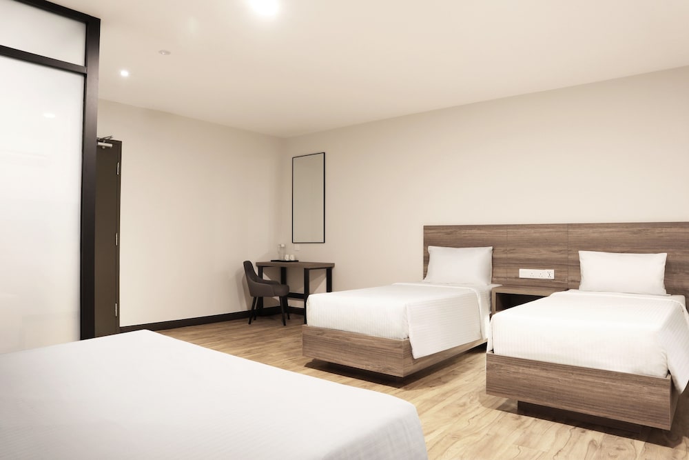 Aces Hotel 4/32