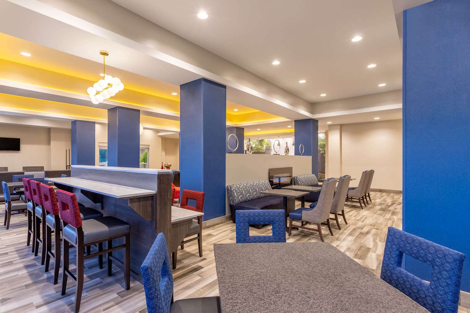 La Quinta Inn & Suites by Wyndham Bloomington 55/64