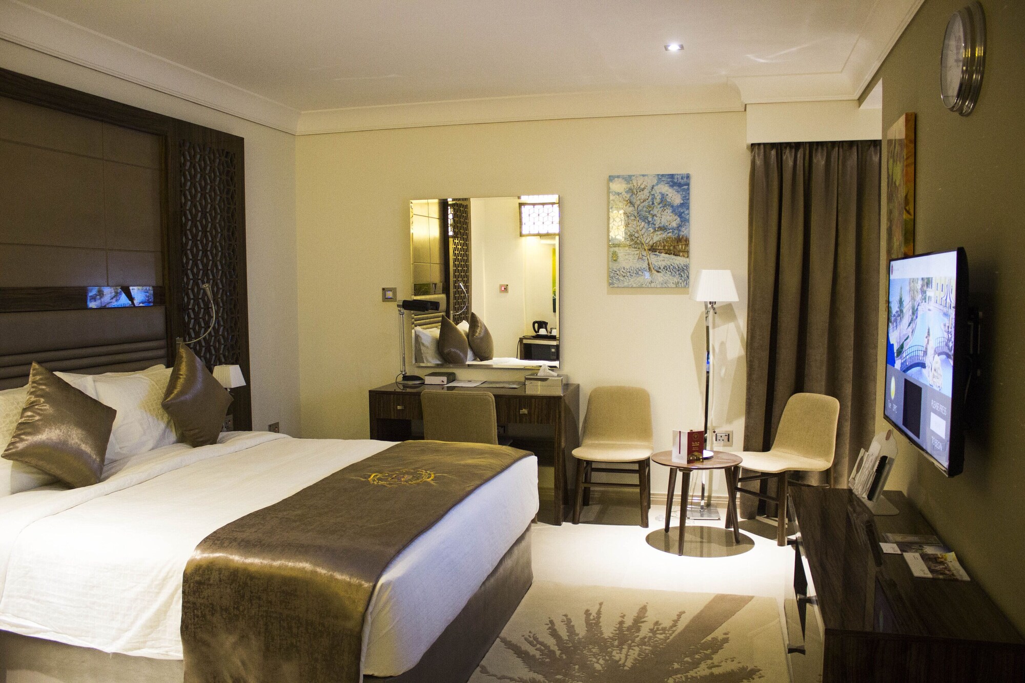 DELUXE ROOM