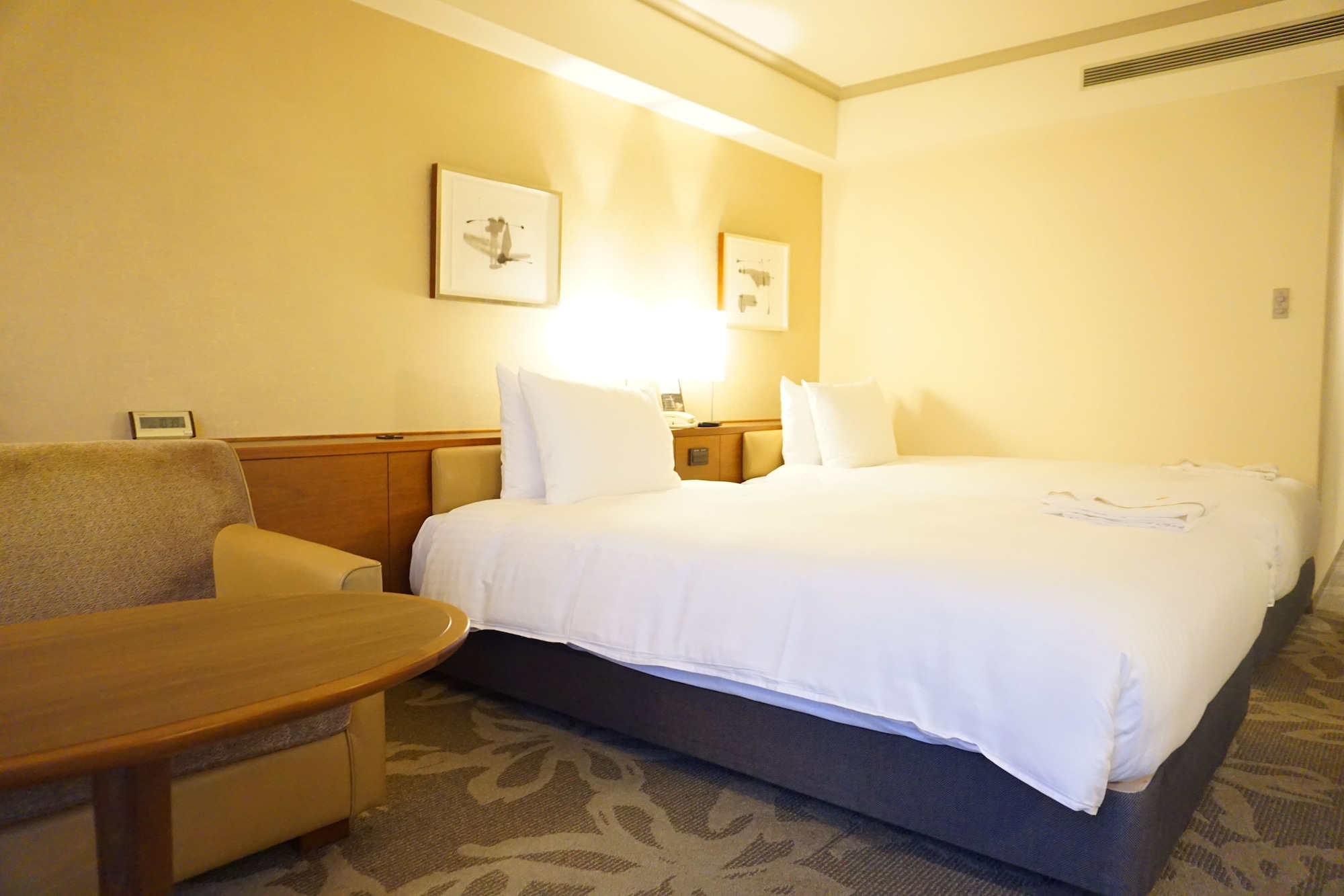 Luxury, Twin Beds