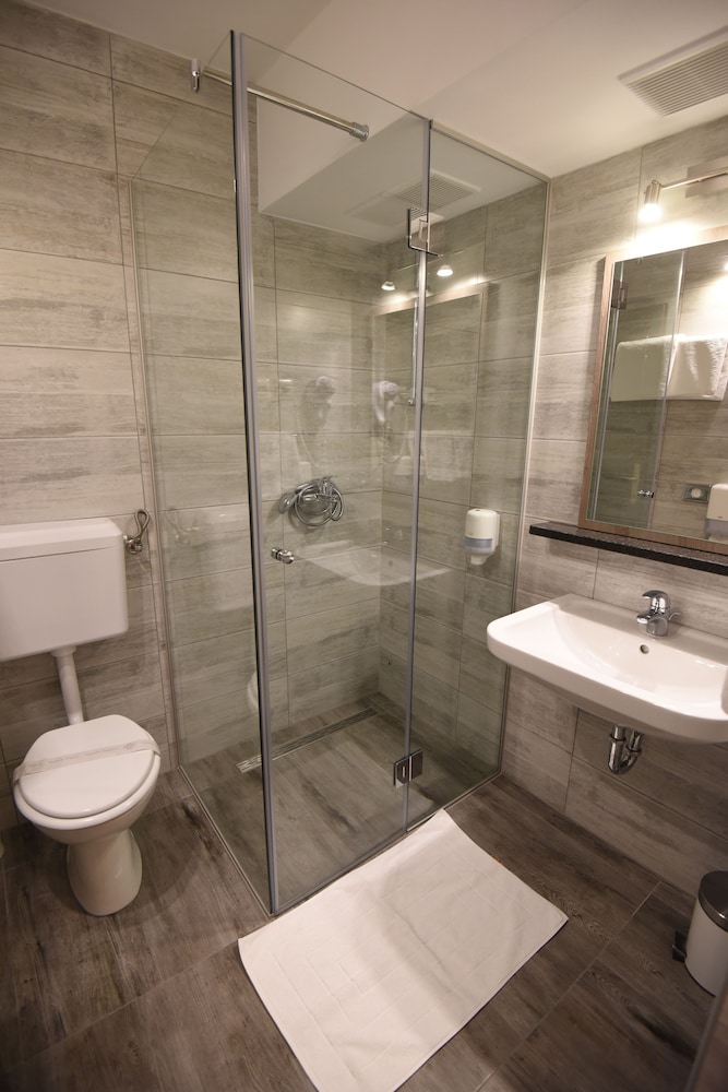 HOTEL VICKO 47/50
