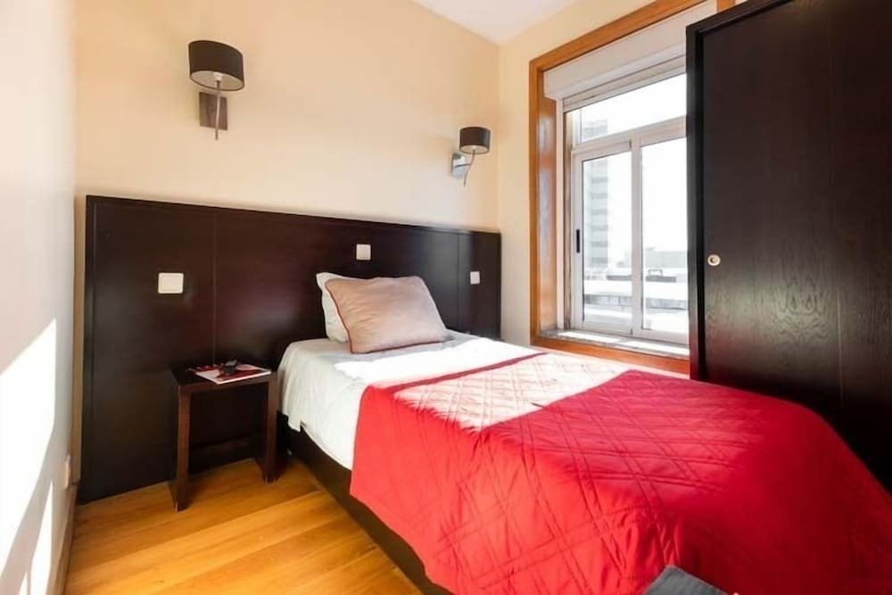 ROOM, SINGLE