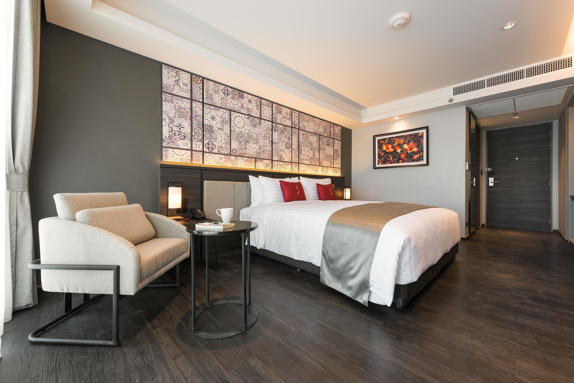DELUXE, KING BED, MOUNTAIN VIEW