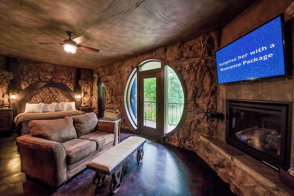 Eureka Springs Treehouses, Hobbit Caves &amp; Castles 17/52