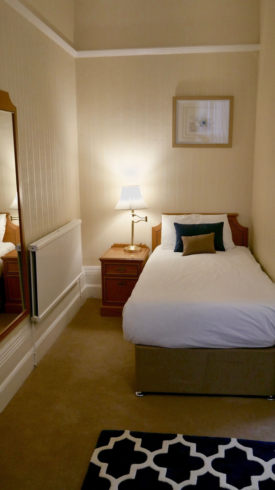 ROOM, SINGLE