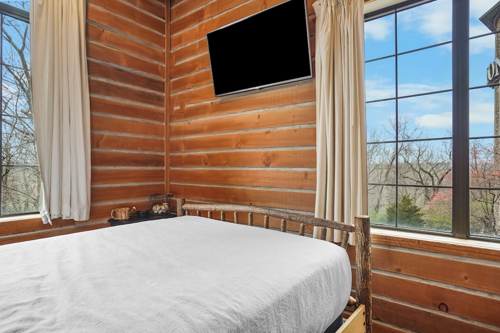 Frontier, Colorado, Queen Bed