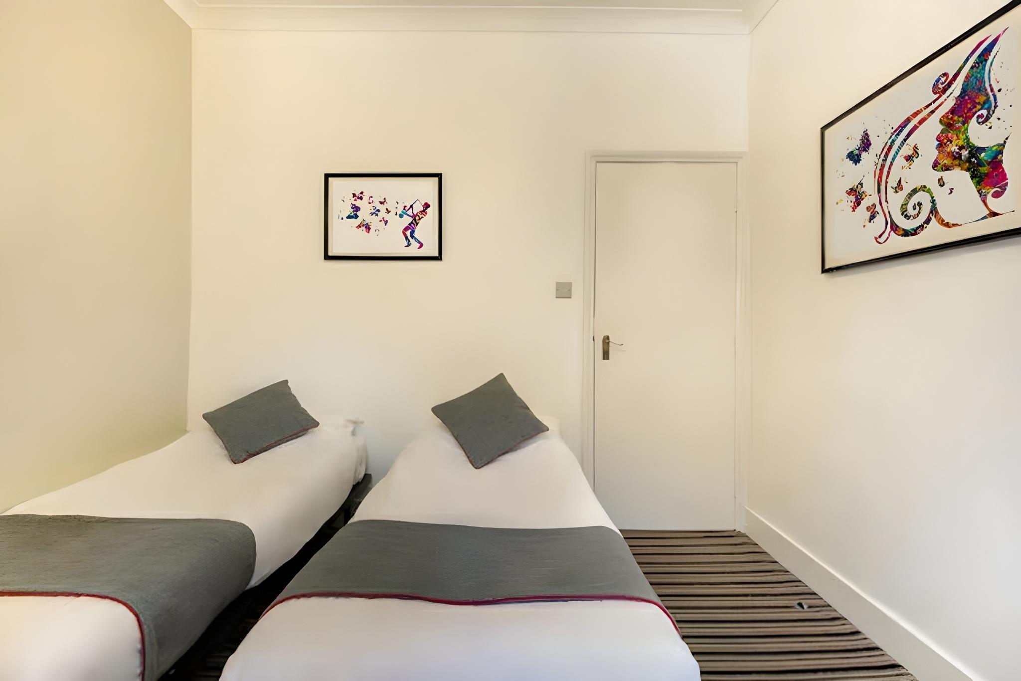 BASIC, TWIN BEDS, SHARED BATHROOM