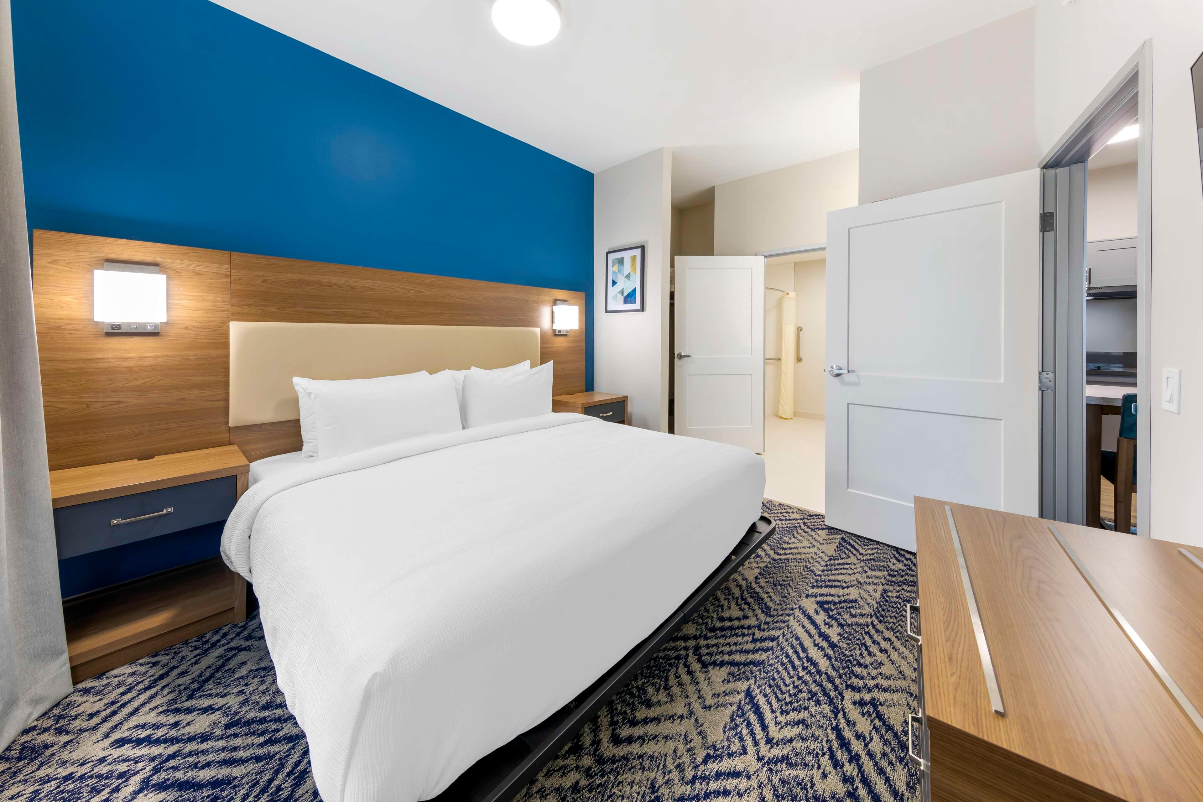 Suite, King Bed, Accessible