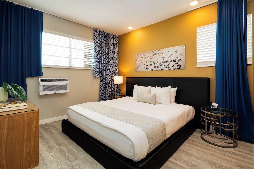 ROOM, KING BED