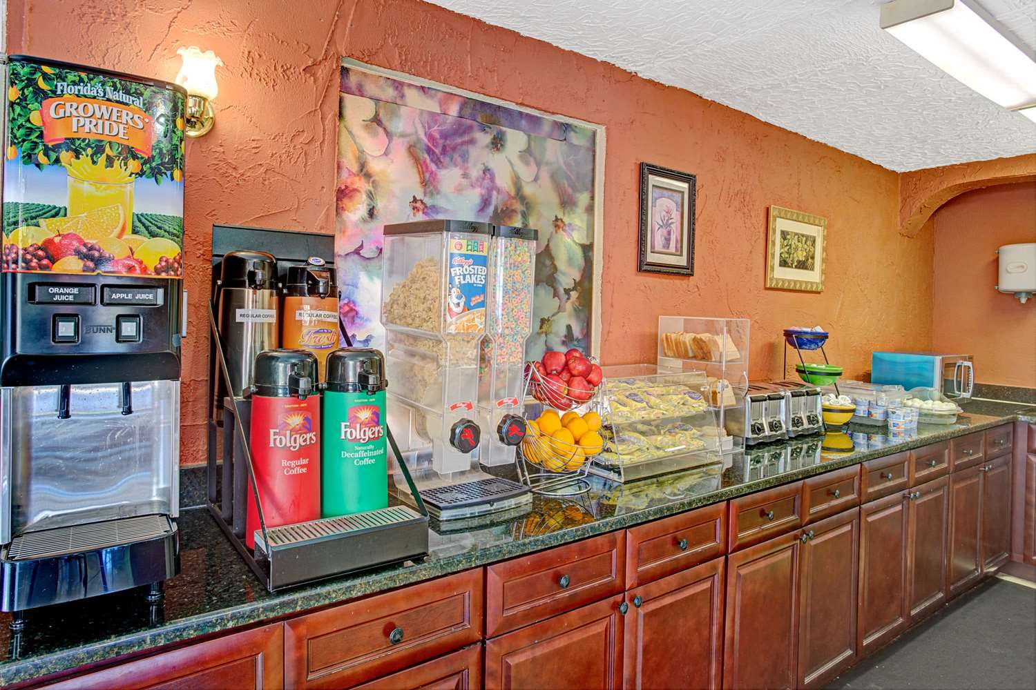 Villa 1565 (ex Howard Johnson Express Inn) 4/39