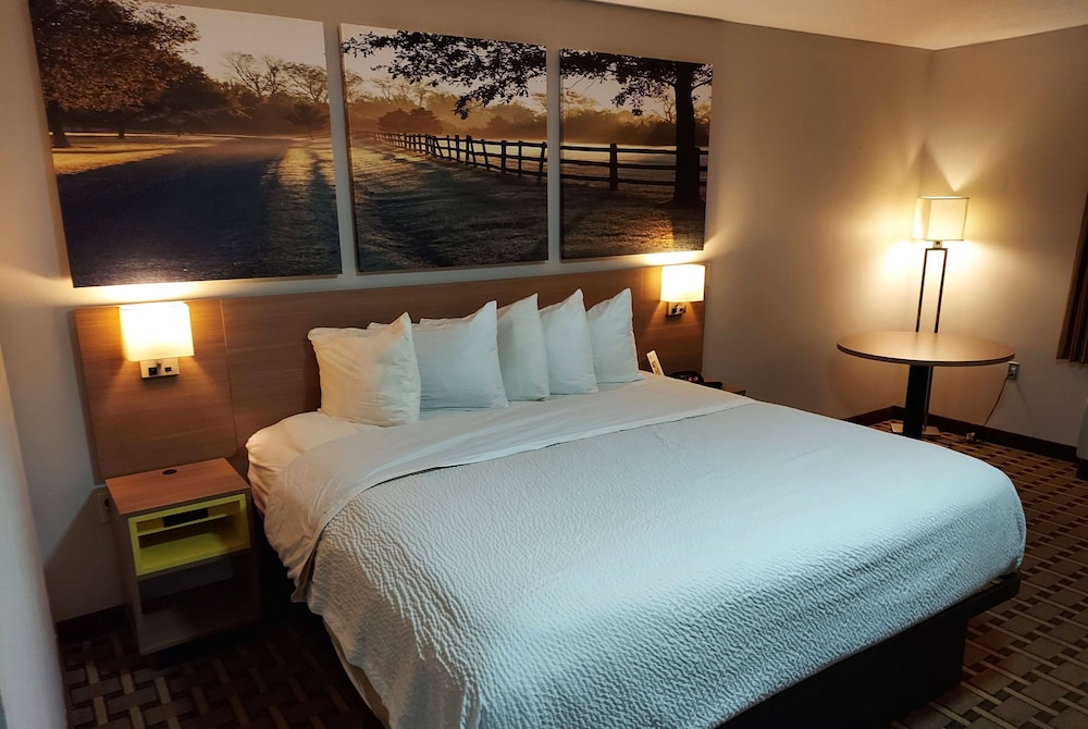 Days Inn & Suites by Wyndham Huntsville 8/19