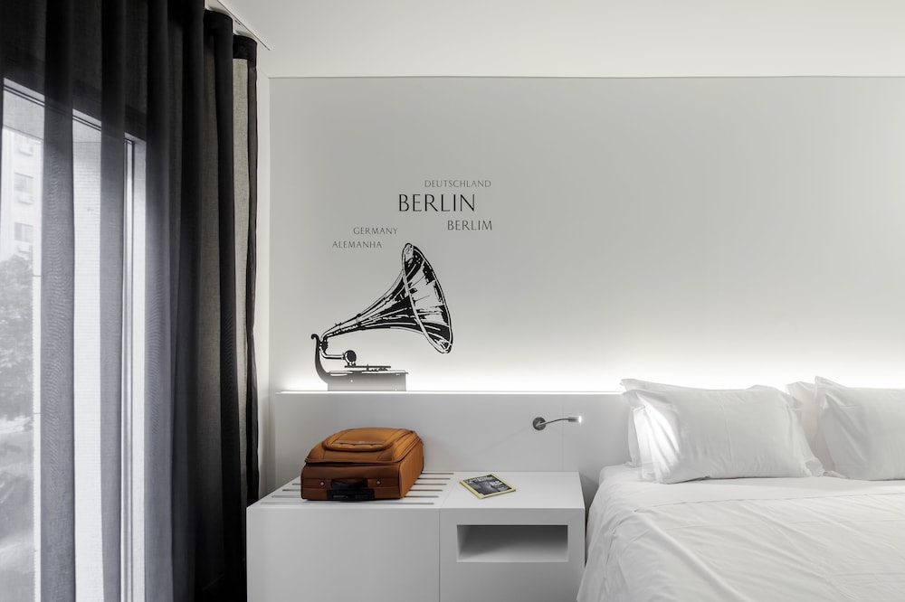 SUPERIOR, DOUBLE OR TWIN BED