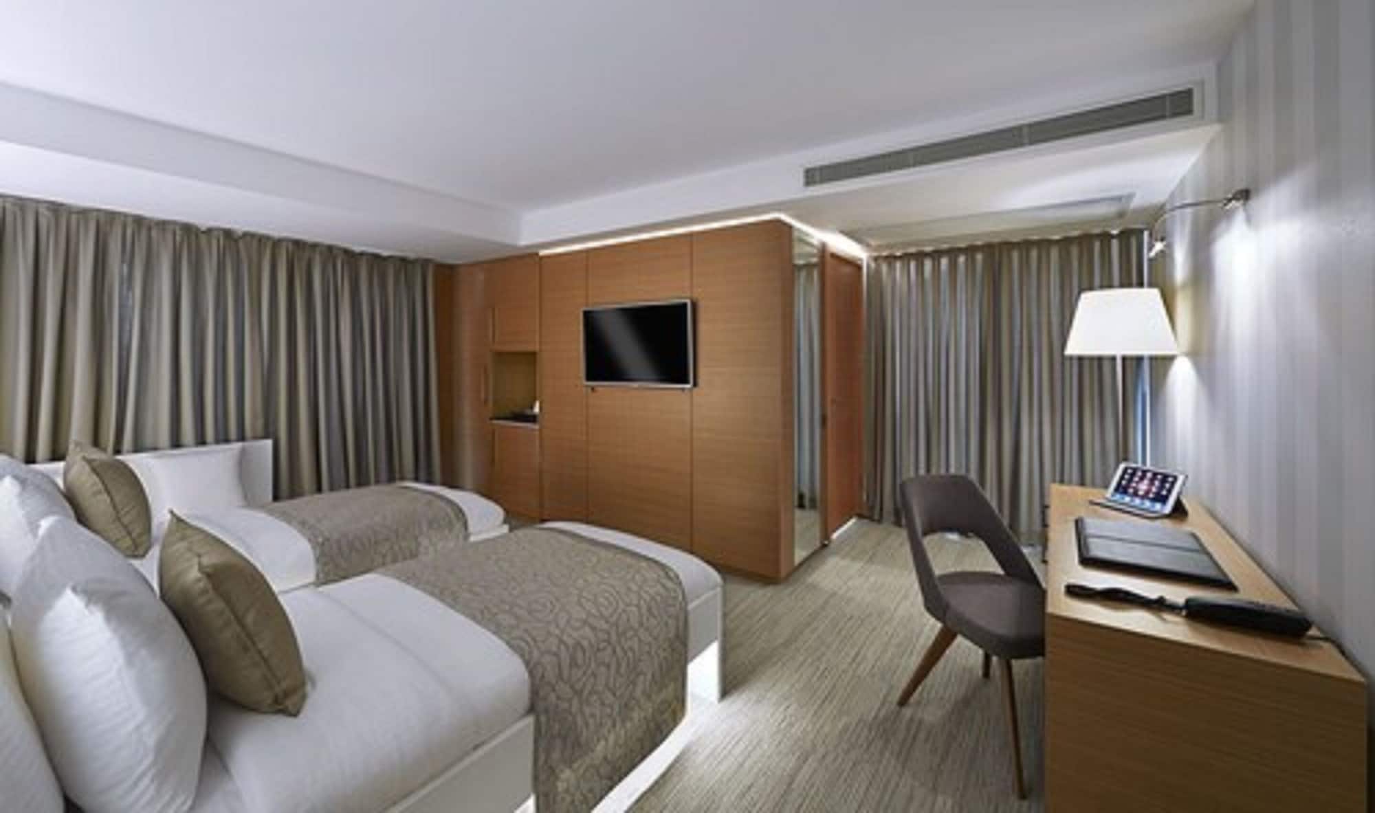 SUPERIOR, TWIN BEDS, CITY VIEW
