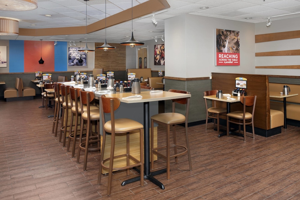 Fairfield Inn Suites By Marriott Alexandria Landmark 20/25