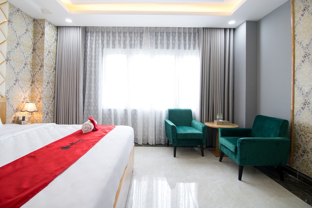 RedDoorz Plus near Tan Son Nhat airport 2 20/50