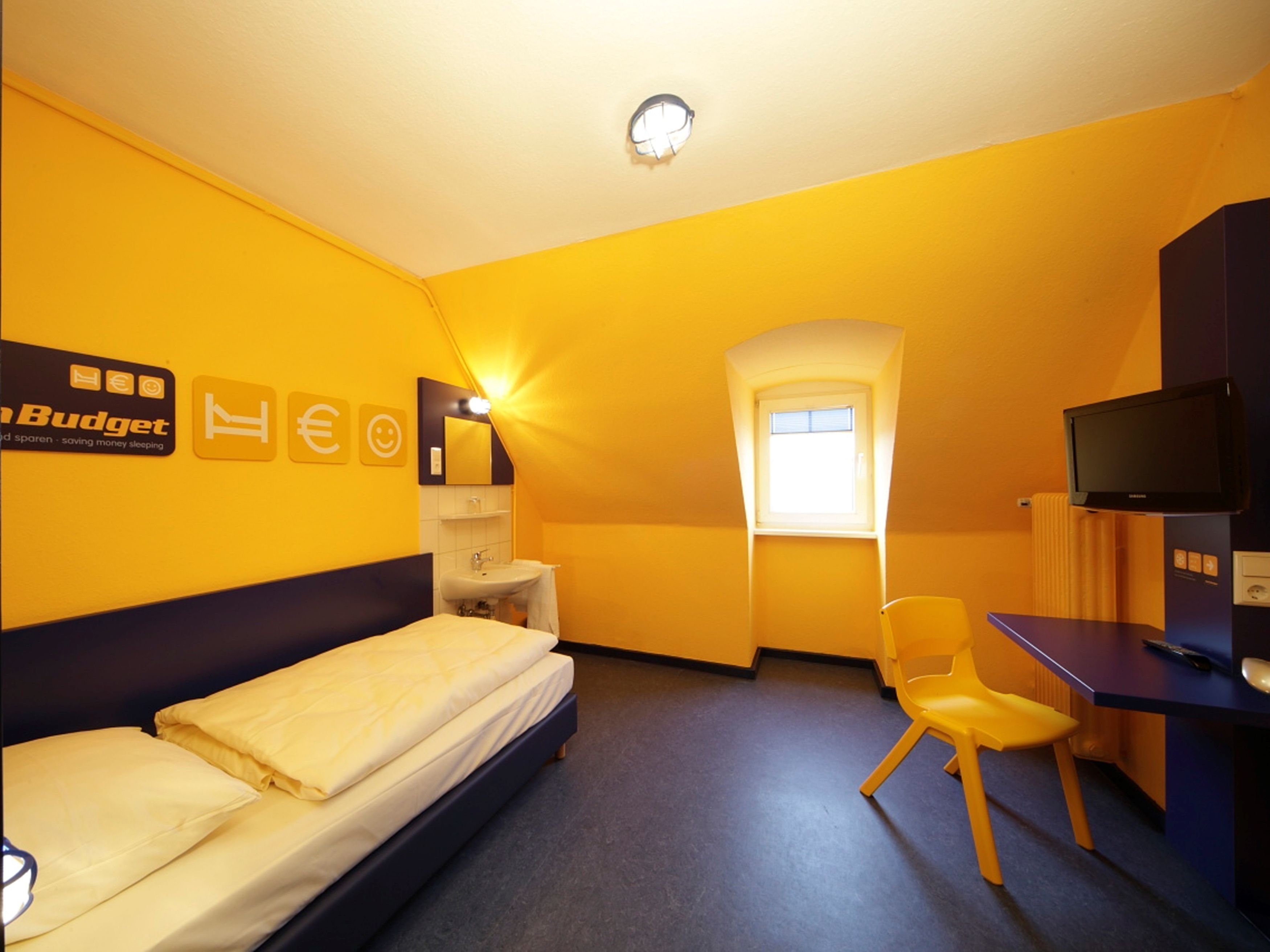 ROOM, SINGLE, SHARED BATHROOM