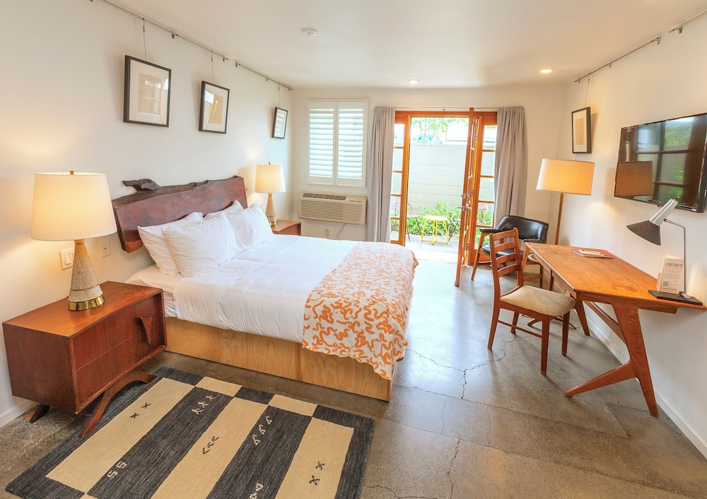 QUEEN BED, PATIO, ACCESSIBLE