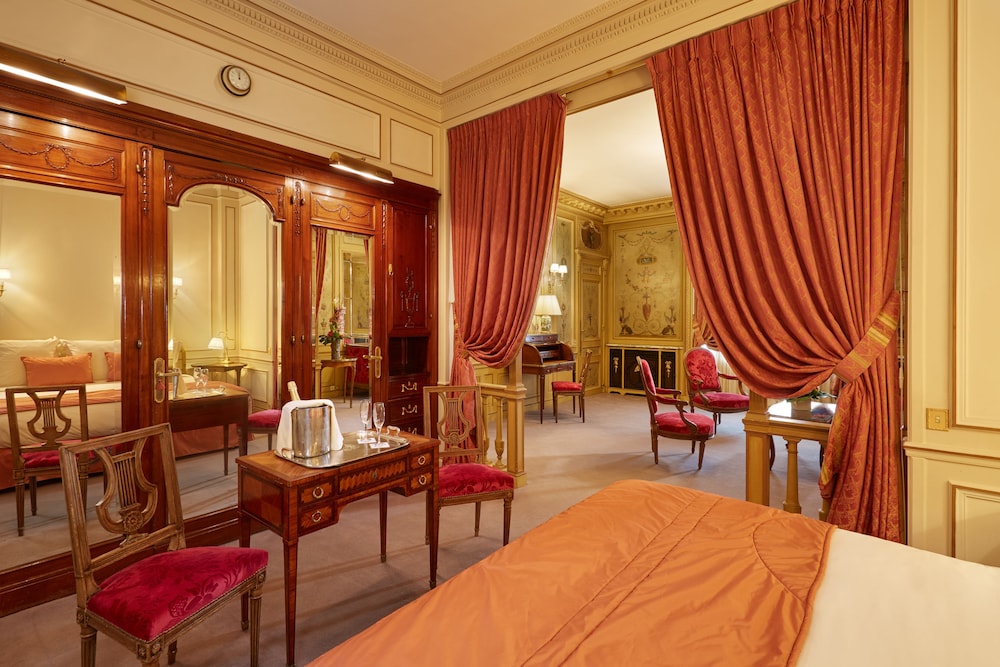 HOTEL RAPHAEL 37/80