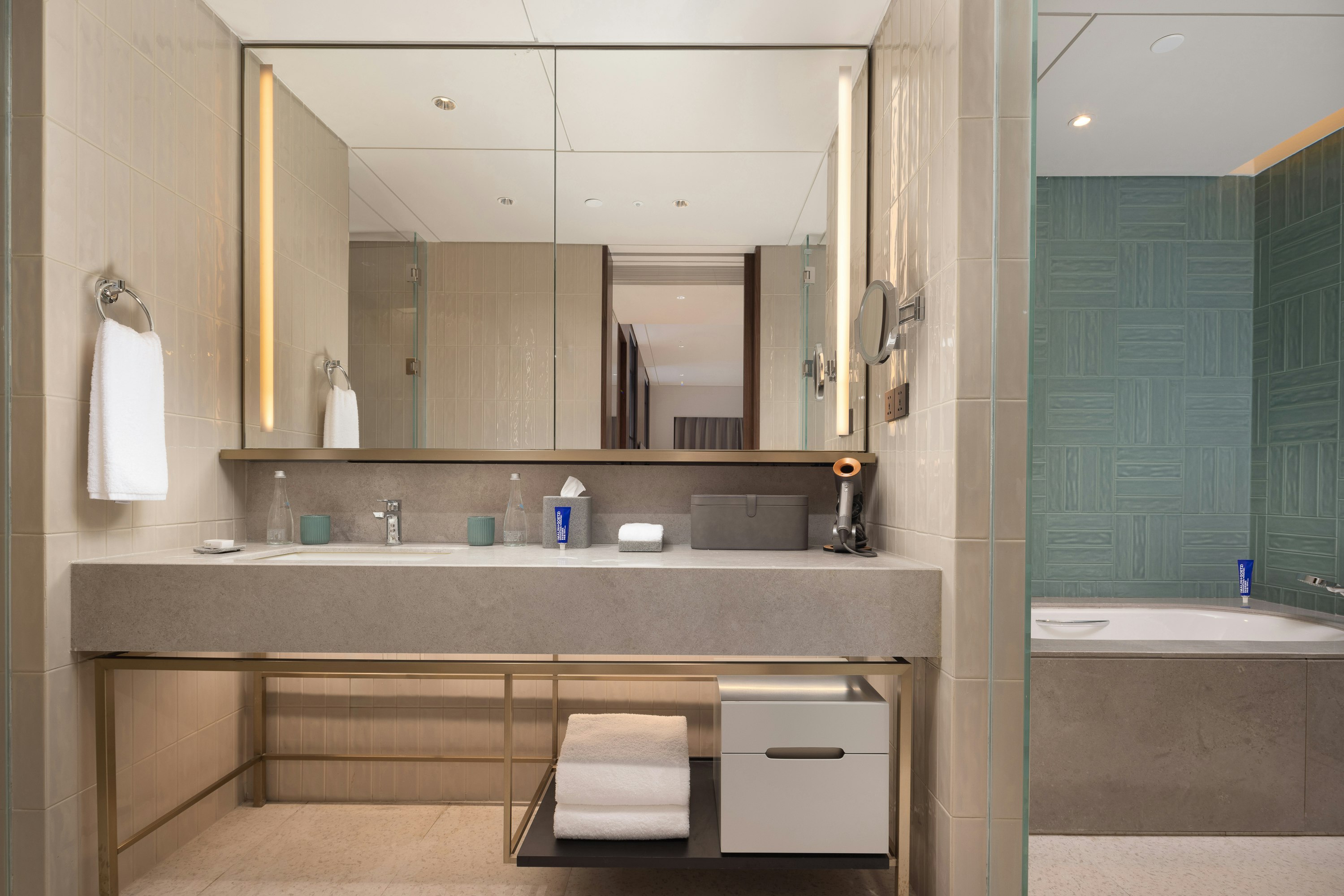 New World Guangzhou Hotel 55/58