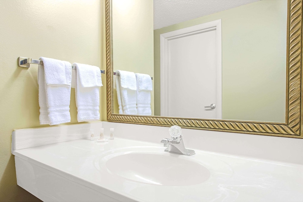 Days Inn & Suites by Wyndham St. Louis/Westport Plaza 8/27