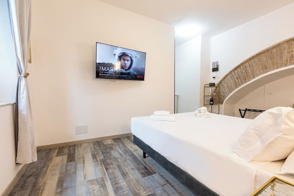 EXCLUSIVE, SUITE